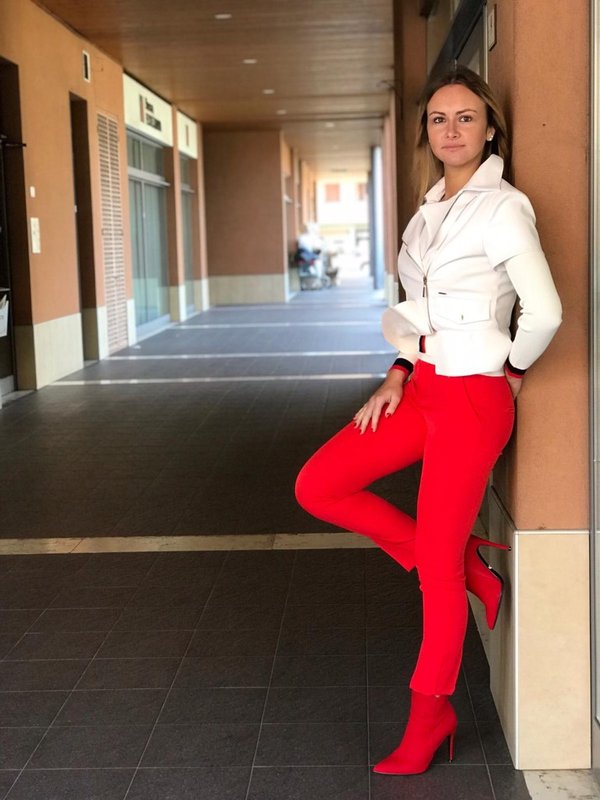 Pantalone skinny rosso con chiodo bianco mezza manica Nualy.