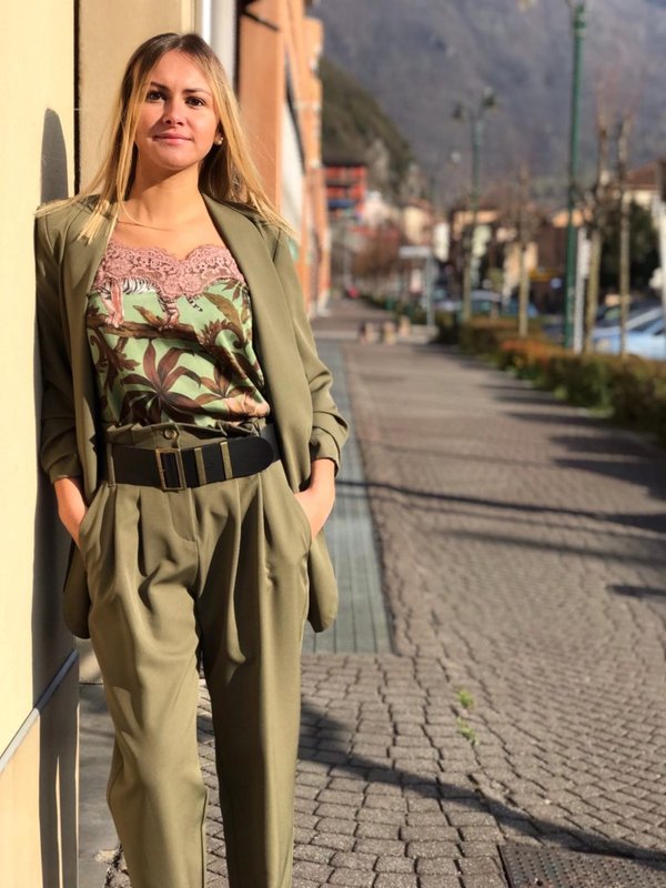 Completo giacca e pantalone military style Maryley e top fantasia Vicolo.