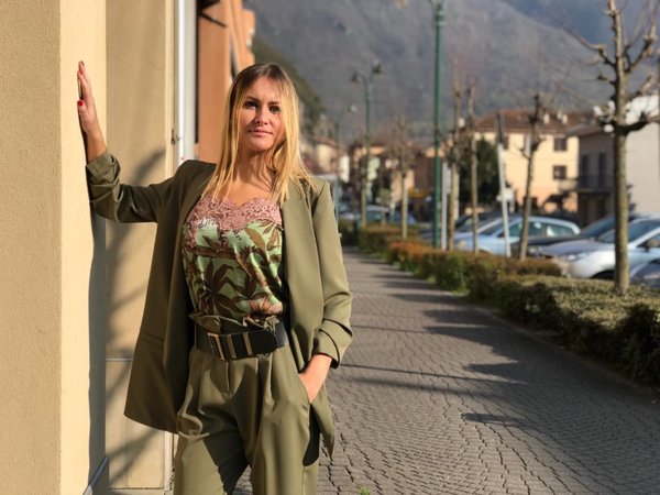 Top fantasia Vicolo.Completo giacca e pantalone military style Maryley. 