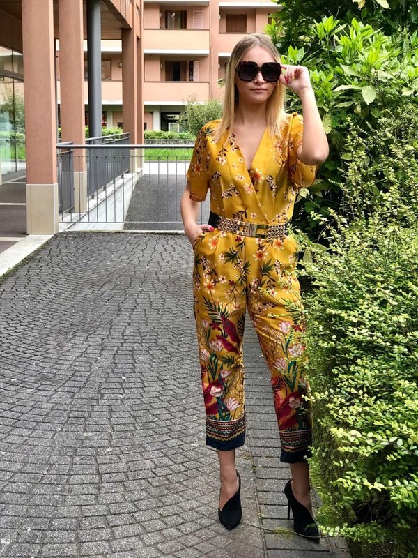 Jumpsuit floreale Maryley e sunglasses anni '70.