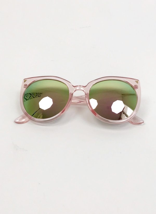 Sunglasses rosa con lenti scure.