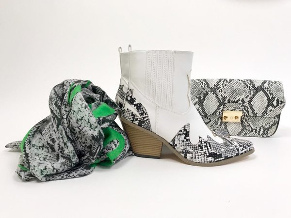 Pashmina, stivaletto texano e mini bag piton print black&white. 