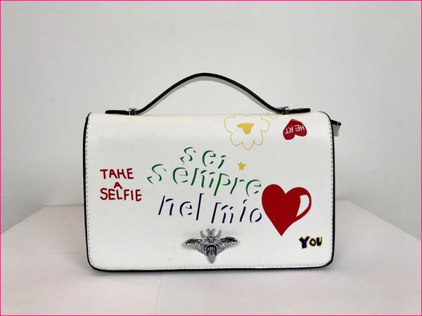 Borsa Cuore bianca street style con tracolla. ( 23x15x7 )