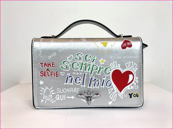 Borsa Cuore argentata street style con tracolla. ( 23x15x7 )