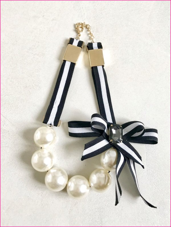 Collana bianconera fiocco con perle giganti.
