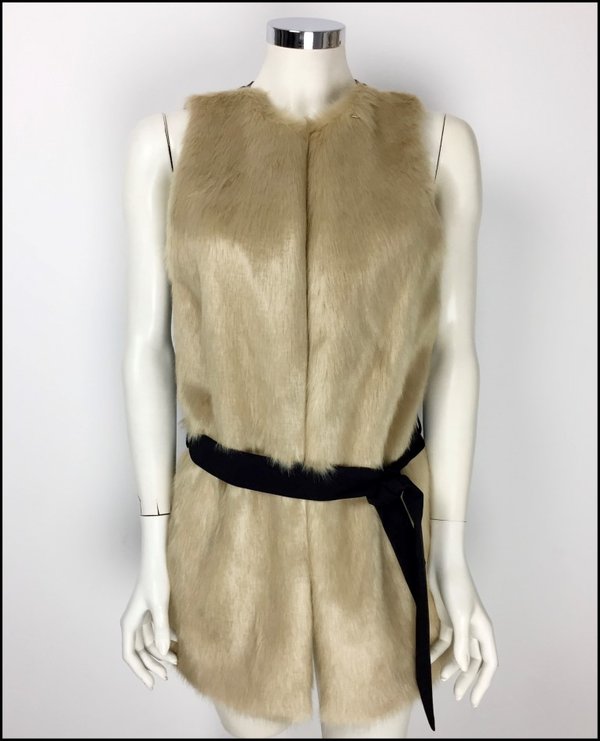 Gilet beige in ecopelliccia con tessuto elasticizzato dietro e cintura nera.