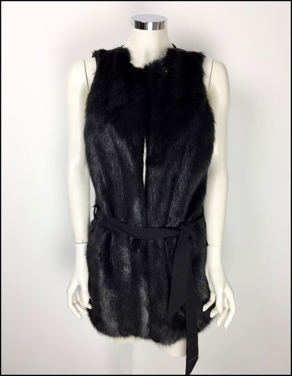 Gilet nero in ecopelliccia con tessuto elasticizzato dietro e cintura nera.