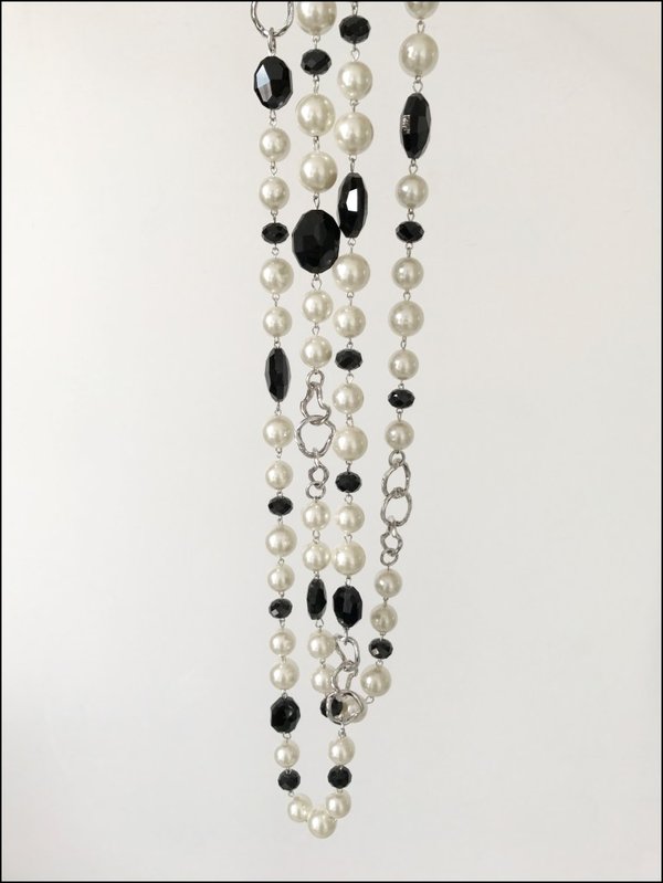 Collana lunga con perle e pietre nere.