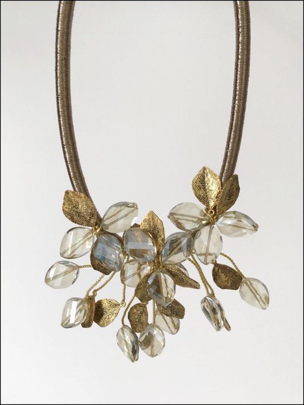 Collana corta rigida con fiori dorata.