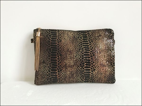 Pochette stampa pitone color nero/oro. ( 26x18x4 )