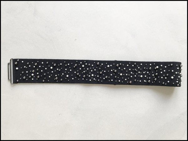 Cintura nera elasticizzata con perle grigie e bianche applicate. ( H cm 7 )