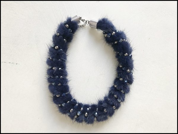 Collana corta blu in visone con swarovki.