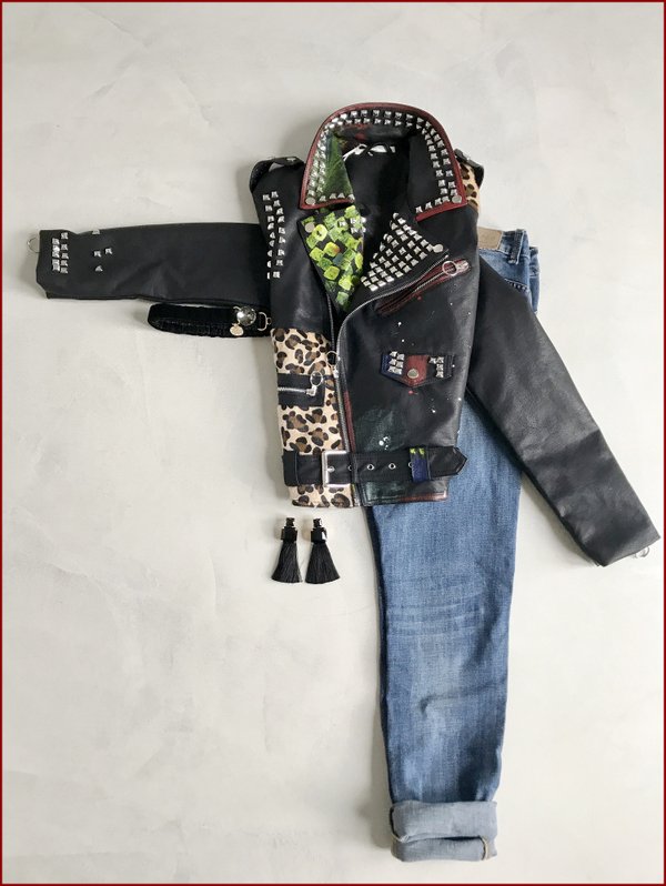 Chiodo ecopelle Animalier con borchie, jeans risvolto, cinturina nera in velluto e orecchini nappine.