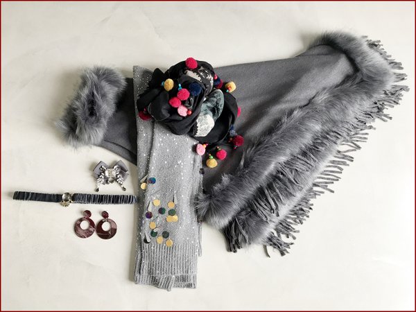 Poncho con volpe ecologica, maglioncino grigio lurex con paillettes multicolor, pashmina fantasia con pon pon, cinturina velluto, spilla con pietre e orecchini tondi.