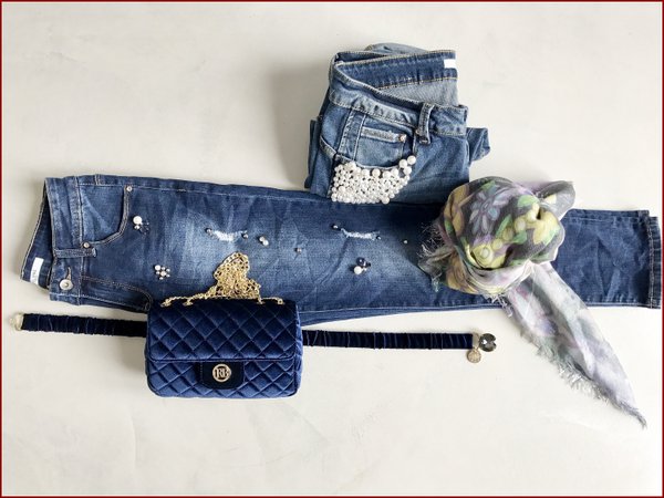 Jeans con perle, boyfriend perle sulla tasca, pashmina colorata in lurex, cinturina in velluto fibbia pietra e tracolla blu in velluto.