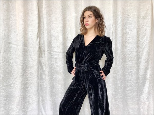 Scollo V per questa splendida jumpsuit in velluto nero Sandro Ferrone.