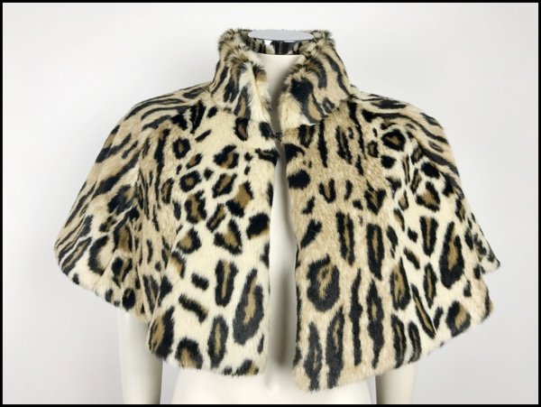 Mantellina Animalier style in ecopelliccia.