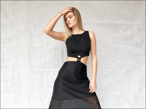 Abito lungo nero Roberta Biagi con crop top.