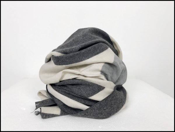 Calda pashmina cuori tonalità del grigio.