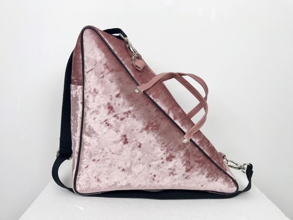 Borsa triangolare in ciniglia rosa con tracolla.( 35x35x13 )