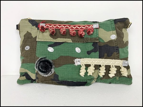 Pochette in tessuto camouflage con applicazioni in lapin.