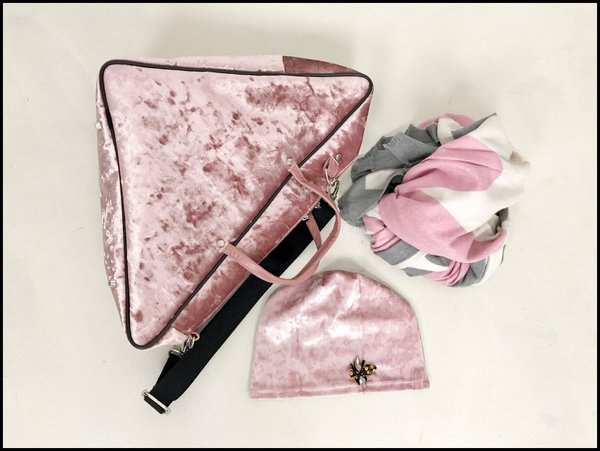 Borsa triangolare in ciniglia rosa con tracolla, cuffia i ciniglia rosa con ape in paillettes e calda pashmina cuori dalle tonalità rosa.