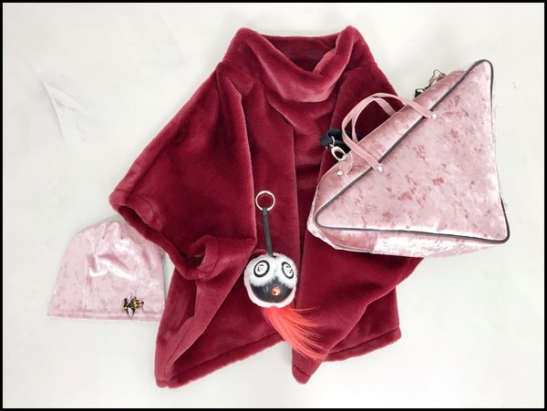 Poncho ecologico bordeaux. cuffia in ciniglia rosa con ape. borsa triangolare in ciniglia rosa con tracolla e charms civetta dalla lunga chioma colorata.