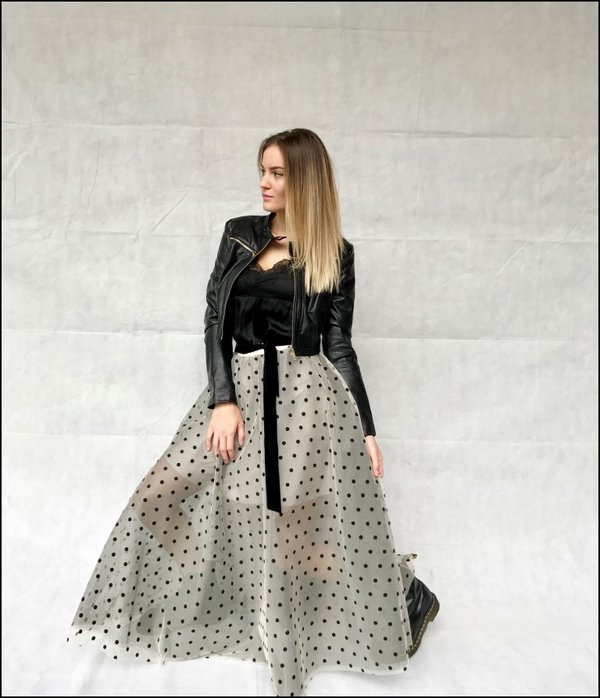 Gonna doppio tulle a pois con top in raso con pizzo e giubbetto ecopelle nero Vicolo.