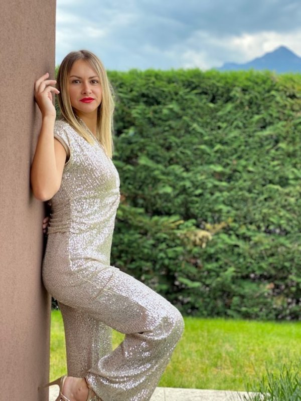 Paillettes luminose per questa splendida jumpsuit dorata.