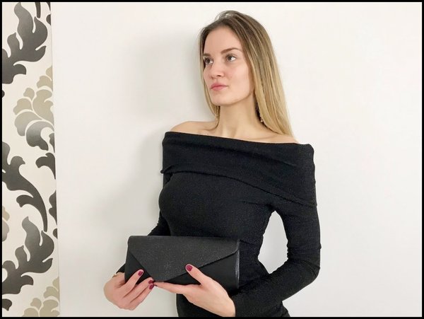 Abito nero in lurex spalla nuda e pochette nera.