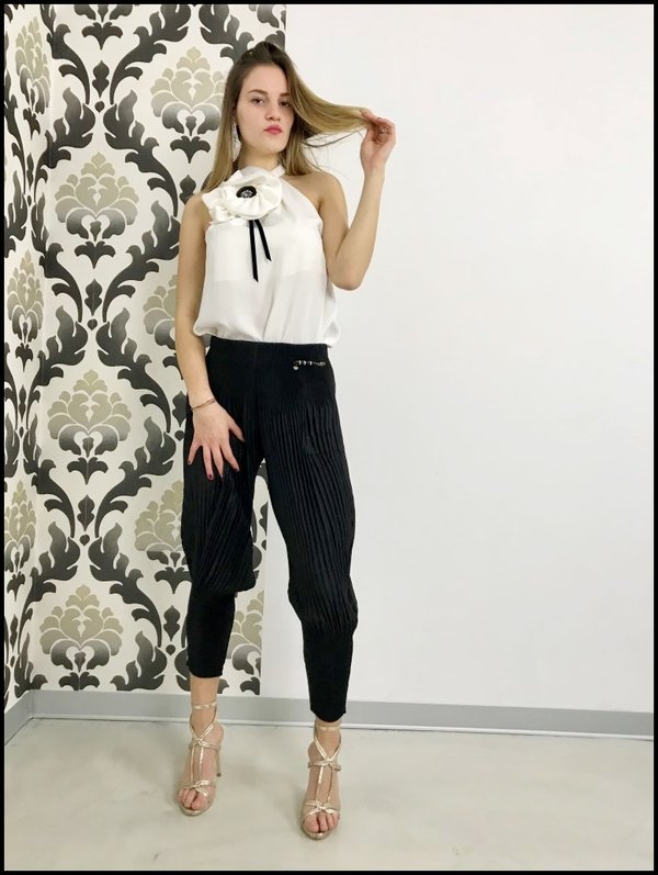  Pantalone plissè nero Gil Santucci e top in raso bianco con macro fiocco.