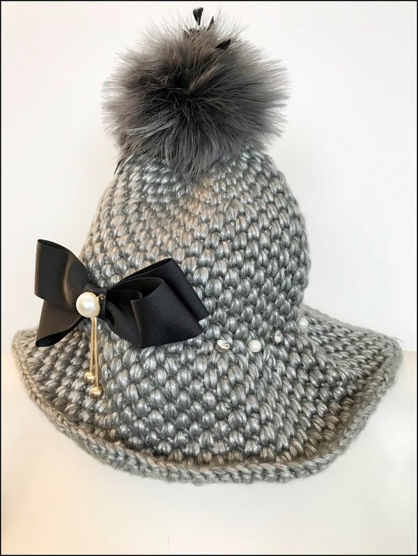 Cappello in lana grigio con pon pon volpe e fiocco.