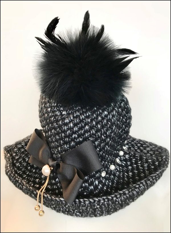 Cappello in lana nero con pon pon volpe e fiocco.