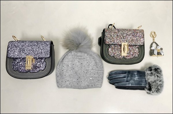 Mini bag lurex, berretta pon pon volpe e swarovski. guanti in caldo velluto e pelliccia ecologica e charms borsetta fiocco.