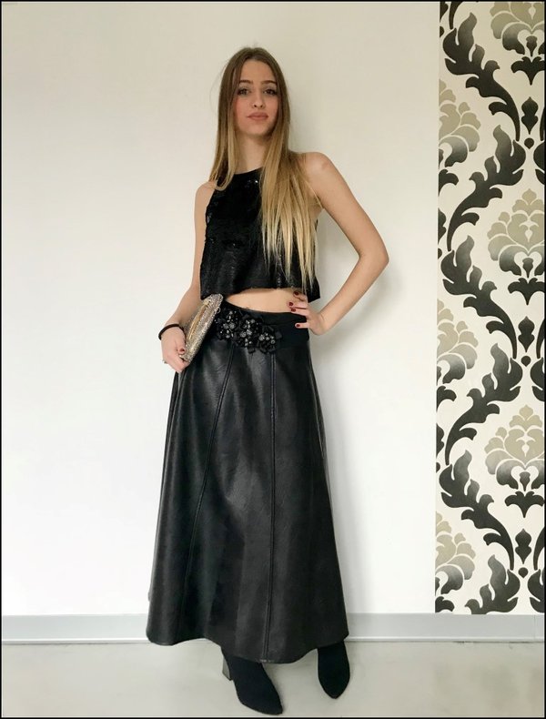 Crop top in paillettes nero su gonna midi in ecopelle Memjs e cintura applicazioni argentate.