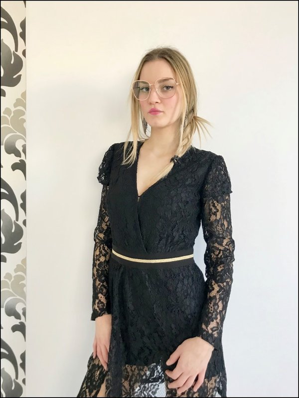 Pizzo nero per questa jumpsuit Gil santucci.