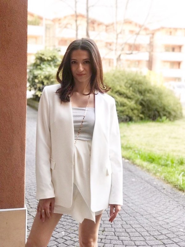 Top a fascia lurex con blazer e minigonna bianchi, Vicolo.