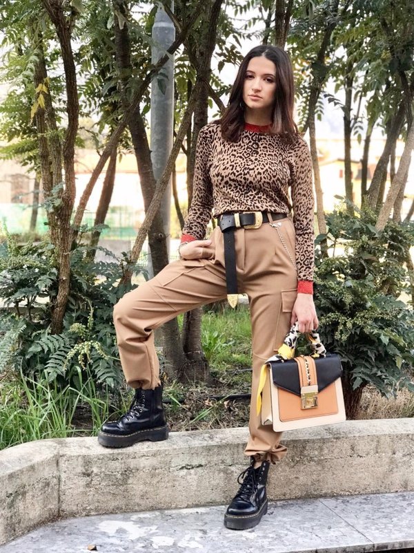 Cargo Maryley con maglia animal print Much Money con cintura fibbia dorata Vicolo e hand bag tricolor.