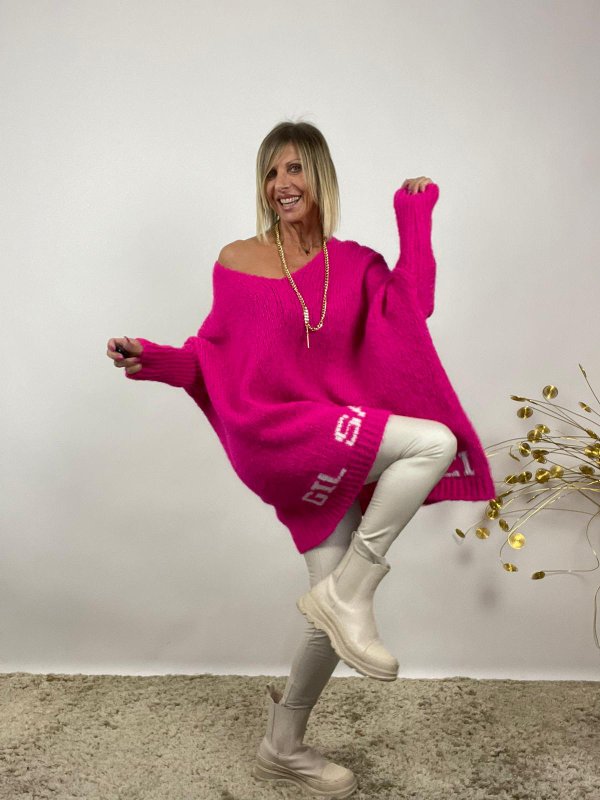 Maximaglia fucsia in calda angora con collana spada