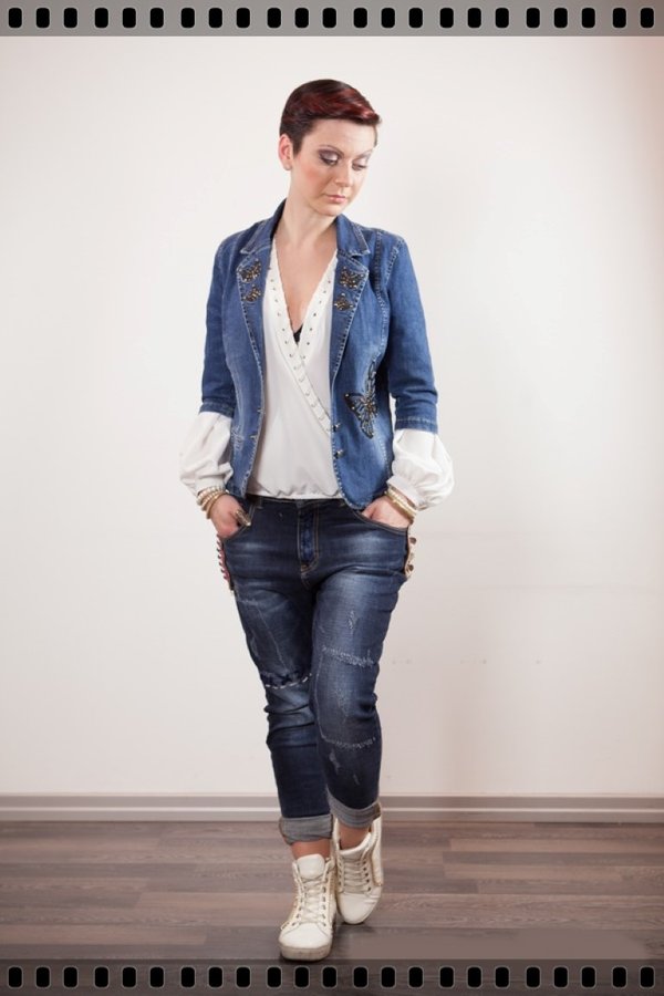 Giacca in jeans con ricami farfalle su camicia intrecci bianca e jeans boyfriend . ( Carisma Parrucchieri )