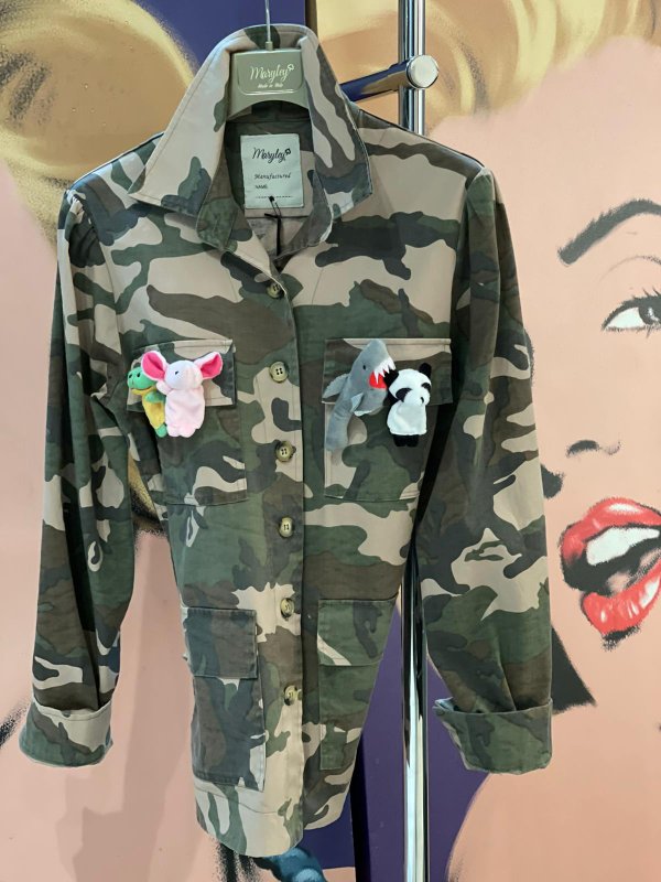 Camicia camouflage con zoo animal applicati. 