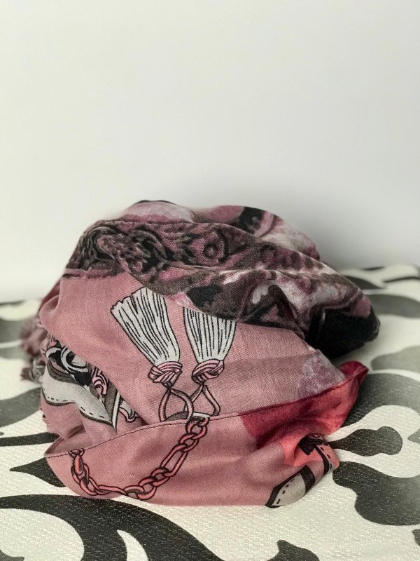 Pashmina fantasia barocca nelle tonalita del color rosa antico.