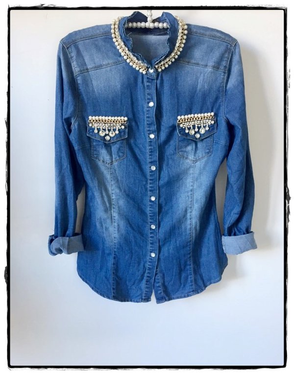Camicia in jeans con colletto e taschine impreziosite da perle e swarovski.