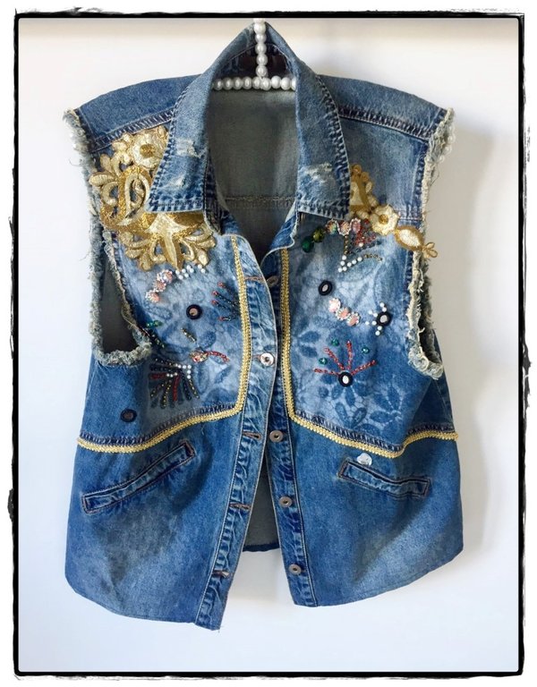 Gilet in jeans con applicazioni e inserti dorati.