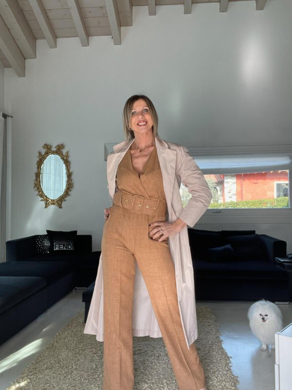 Jumpsuit tabacco e trench beige